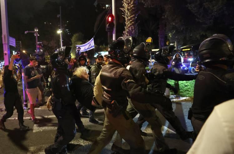 <p>Açıklamada ayrıca, Tel Aviv’deki “Rehineler Meydanı'ndaki” faaliyetlerin sona ermesinin, hareketin bittiği anlamına gelmediği vurgulanarak, Hamas’ın elindeki esirler serbest bırakılana kadar protesto ve eylemlere devam edileceği ifade edildi.</p>
