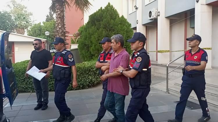<p><span style="color:rgb(33, 37, 41)">2 çocuk annesi Derin karşısında Hüseyin Derin’i görünce panikle kaçıp, yan tarafta bulunan tuhafiyeye sığınarak, yardım istedi. </span>​</p>
