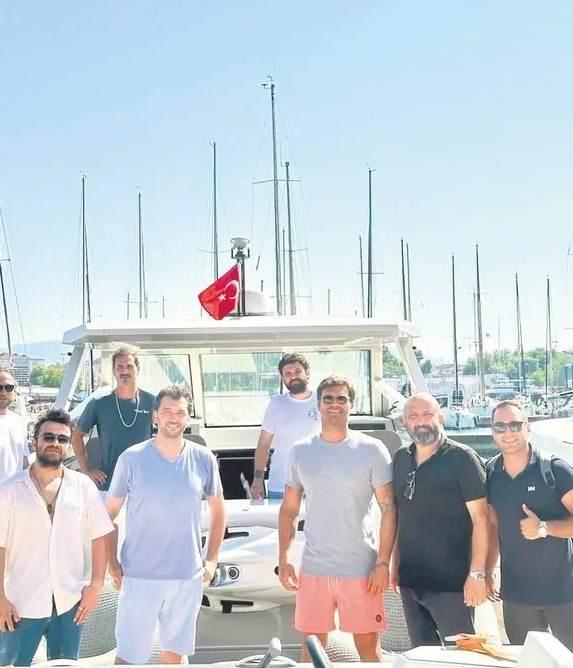 <p>Kıvan&ccedil; Tatlıtuğ, Halit Yukay'ın arandığı b&ouml;lgeyi paylaşarak; <strong><em>"Dostum Halit Yukay'ı hem kaza alanının olduğu b&ouml;lgede, hem de haritada belirtilen alanlarda var g&uuml;c&uuml; ve t&uuml;m imkanlarıyla kararlılıkla aramalara devam eden Sahil G&uuml;venlik, Deniz Polisi, Kıyı Emniyeti, profesyonel drone ekiplerine sonsuz teşekk&uuml;r ederiz"</em></strong> ifadelerini kullandı.</p>
