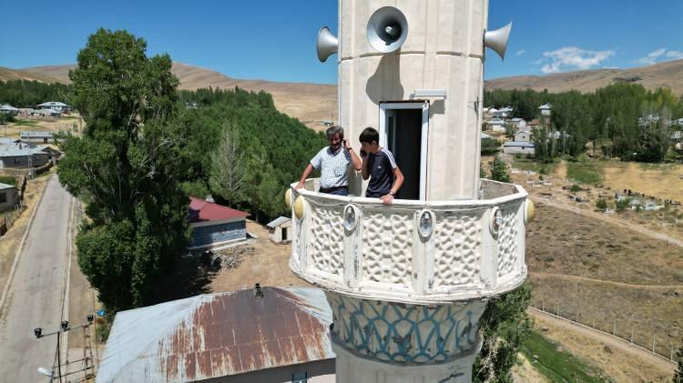 <p>Van’ın Erciş ilçe merkezine yaklaşık 25 kilometre uzaklıkta bulunan Pınarlı Mahallesinde cep telefonu şebekelerinin çekmemesi nedeniyle mahalleliler minarelere çıkarak ya da yürüyerek çıktıkları tepeden telefon görüşmesi yapmaya çalışıyor. </p>
<p> </p>