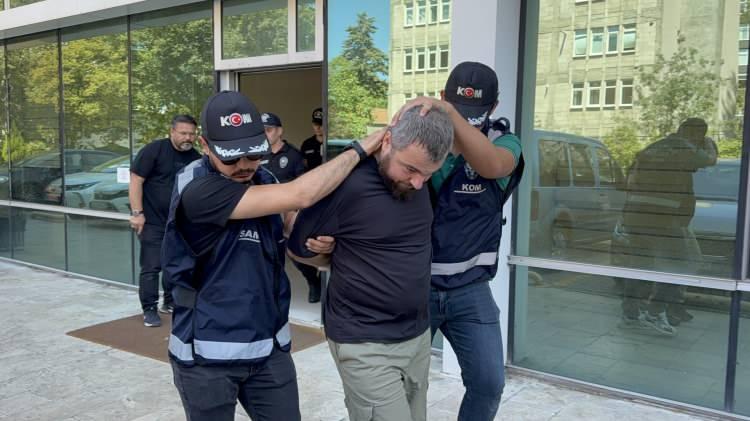 <p>Cinayetlerin azmettiricisi ve Demirözler Organize Suç Örgütü’nün lideri olduğu tespit edilen Uğur Demiröz’ün ayrıca uyuşturucu madde ticareti, kasten yaralama, kasten öldürme, silahla tehdit ve hükümlünün kaçması suçlarından toplam 8 ayrı dosya kapsamında arandığı, bu suçlardan 19 yıl 1 ay 10 gün hapis cezasına hükümlü olduğu ortaya çıktı.</p>