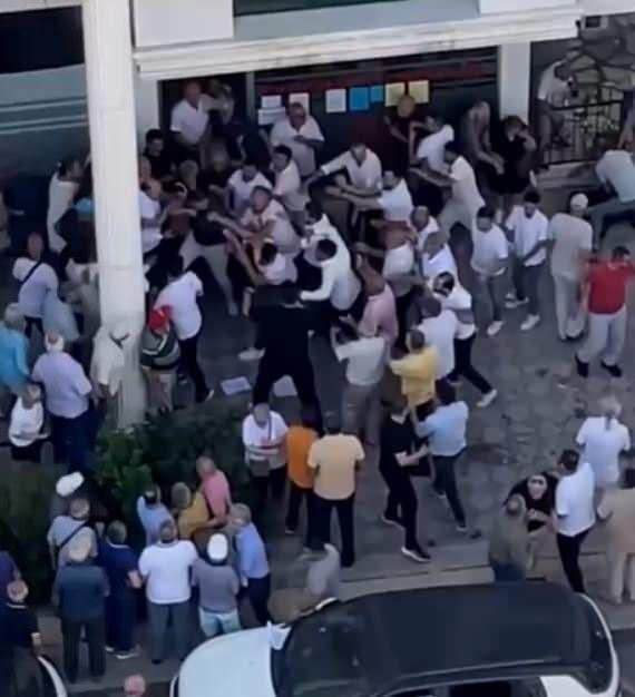 <p>Emniyetteki işlemleri tamamlanan ağabey ve kardeşi dün sevk edildiği adliyede çıkarıldığı hakimlik tarafından tutuklandı.</p>

<p> </p>
