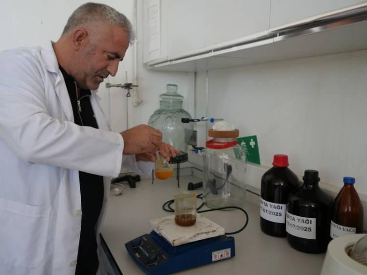 <p>Araştırma Laboratuvarı sorumlusu Öğr. Gör. Musa Karadağ, çalışmalarında bölgenin florasına özgü bitki ve hayvansal ürünleri değerlendirdiklerini belirtti.</p>

<p> </p>
