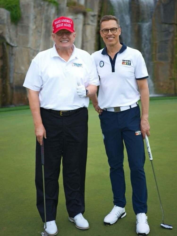 <p><strong>GOLF SAHASINDAN RUSYA DERSİ</strong></p>
<p>Mart ayında Finlandiya Cumhurbaşkanı Alexander Stubb'ın golf sahasındaki teknik becerisiyle Trump'ı etkilediği ve atışlar arasında Vladimir Putin'e güvenmemesi yönünde uyarılarda bulunduğu aktarıldı. </p>