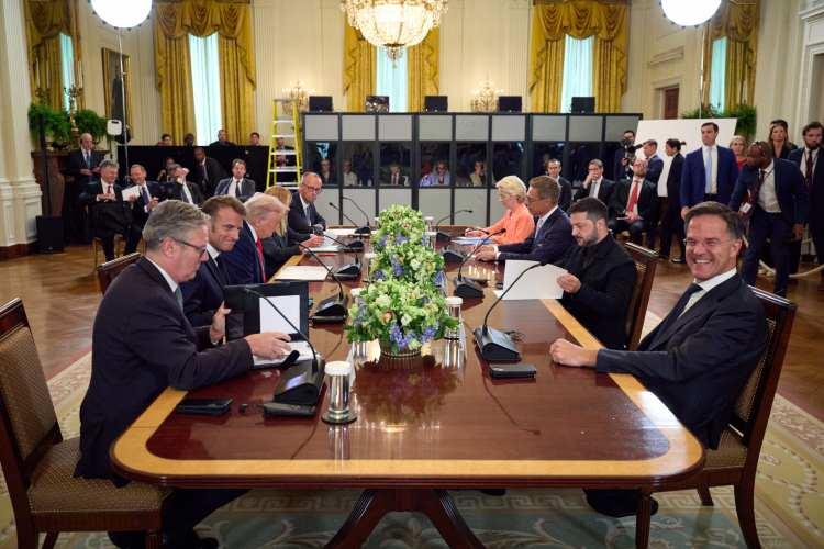 <p><strong>"BABA TRUMP"IN HALLERİ</strong></p>
<p>Haziran ayındaki NATO zirvesinde, liderlerin ulusal savunma bütçelerindeki artışları ABD Başkanı'nın üstün devlet adamlığı onuruna sunulan birer hediye gibi takdim ettiği ifade edildi. İttifakın Genel Sekreteri Mark Rutte'nin, "baba" Trump'ı överek ve Avrupa'nın kendi savunması için daha fazla ödeme yapmasını sağladığı için teşekkür ederek retorik bir reverans yaptığı yorumu yapıldı. Bu "koreografili dalkavukluğun" işe yaramış göründüğü, Trump'ın NATO hakkında alışılmadık bir sıcaklıkla konuştuğu ve Rusya'ya karşı tonunun soğuduğu vurgulandı.</p>