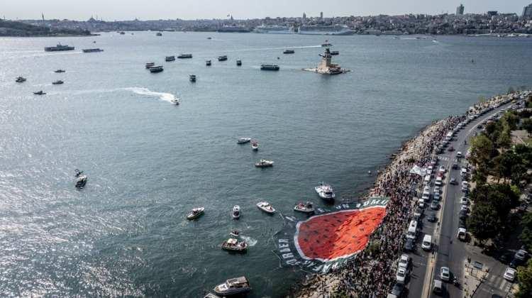 <p>Katılımcıların tekneleriyle destek verdiği buluşmada, İstanbul Boğazı'ndan Gazze'ye dayanışma mesajları gönderildi.</p>
<p> </p>