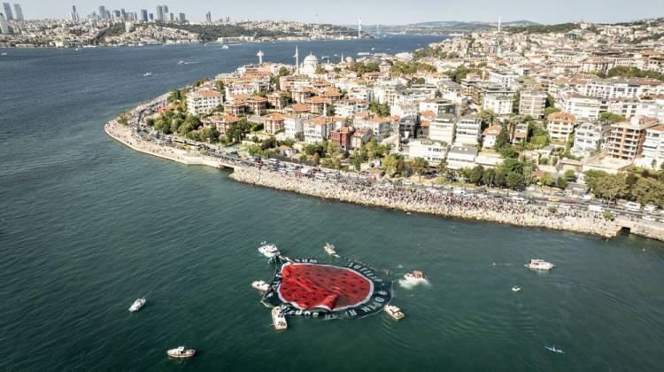 <p>Karaköy’den hareket eden tekneler, Üsküdar Salacak açıklarına ulaştı. Burada denizde dev bir Filistin bayrağı açılırken, Kız Kulesi’ne de Türk ve Filistin bayrakları asıldı.</p>
<p> </p>