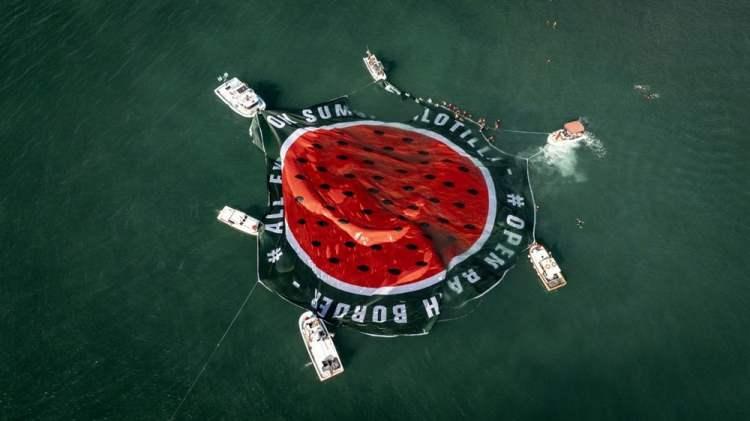 <p>"Her yer Gazze her yer direniş", "İstanbul'dan Gazze'ye direnişe 1000 selam", "Nehirden denize özgür Filistin", "Refah açılsın Gazze yaşasın" ve "Hamas'a selam direnişe devam" sloganları atılan etkinlikte, katılımcıların yaktığı siyah sis meşaleleriyle görsel bir mesaj verildi.</p>