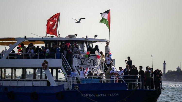 <p>İsrail'in 2 yıldır Gazze'de sürdürdüğü saldırıların protesto edildiği etkinlikte, 50 metre çapında ve 2 bin 500 metre uzunluğunda özel olarak tasarlanan Filistin bayrağının renklerinden oluşan flama suya serildi.</p>
<p> </p>