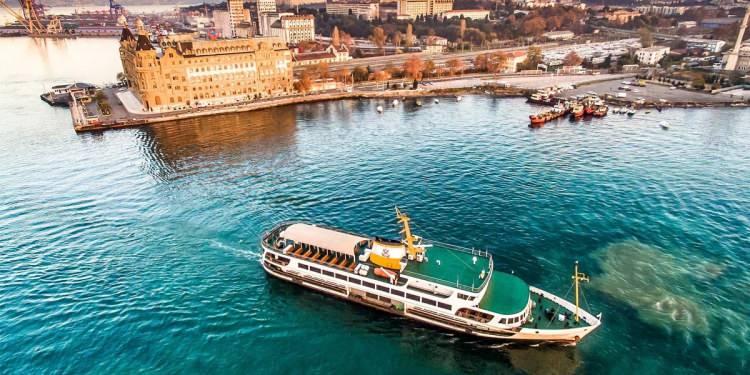 <p> </p>
<p>Böylece bölge araç trafiğinden arındırılacak. Ve tur otobüslerinin indirme-bindirme noktası olarak turizme hizmet eden bir merkez oluşturulması hedefleniyor.</p>
<p>Alpkökin, iskelenin Yenikapı'ya taşınmasıyla birlikte, Sirkeci'den Sultanahmet bölgesine turistik shuttle hatların da hizmete alınacağını söyledi.</p>