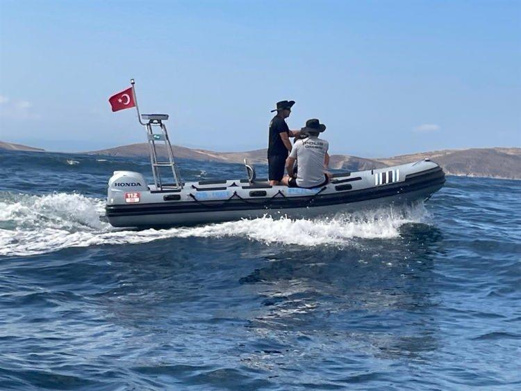 <p>'BİR SARSINTI HİSSETTİM, ANLAM VEREMEDİM'</p>
<p>92 metre boyunda, 11 metre genişliğindeki geminin ön tarafındaki çiziklerin nasıl meydana geldiği araştırılırken, tutuklanan kaptan C.T., Yalova'daki mahkemede verdiği ifadesinde, "Marmara Adası'nı geçmiştik. Bir sarsıntı hissettim, anlam veremedim, baktım önüme sağımda ve solumda iki parça vardı. Tahta parçası olarak gördüm. Ortasından geçtim ama biraz ilerledikten sonra gemiyle döndüm. İçim rahat etmediği için. O sırada can simidi gördüm. Sağımda ve solumda gördüğüm tahta parçalarının ne olduğunu anlamadım. Benimle ilgili bir durum olmadığını anlayınca yoluma devam ettim" demişti.</p>