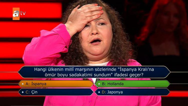 <p>Soruya "İspanya" cevabını veren yarışmacı doğru cevabın Hollanda olduğunu öğrenince büyük hayal kırıklığına uğradı.</p>
