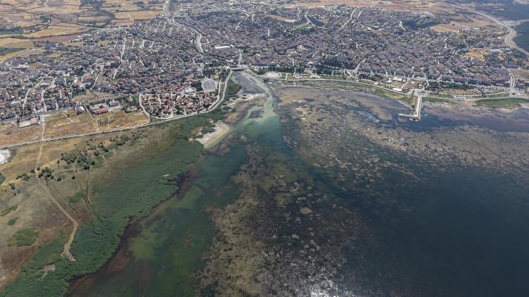 <p>Balıkçıların otlanmadan ve bataklıktan dolayı göle açıldığını belirten Beyşehir Su Ürünleri Kooperatif Başkanı Hasan Kurt, <em><strong>"Söyleyeceğimiz tek bir şey var, Beyşehir Gölü vefat etmiştir. Tüm Türkiye’nin başı sağ olsun.</strong></em></p>