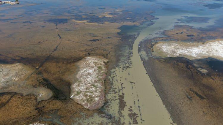 <p>Bunun sebebi suyun olmamasıdır. Biz çiftçilere dedik ki, 'Hoyratça sulamayı bırakın. Damlama sulamaya geçin, tasarruf edin' diye uyardık. Bu göl hepimizin, dedik ama diğer arkadaşlar, '4 balıkçıya mı lazım' diyerek tepki gösterdi. Şu an ise biz balıkçılar olarak sesizimizi çıkarmıyoruz. Bu sorun artık Türkiye’nin sorunu haline geldi. Çiftçiler diyor ki, 'Beyşehir bize su vermiyor'. Kapaklar açık su gitmiyor vaziyette, alın su sizin olsun. Çünkü göl kurudu, su yok. Yetkililerden çözüm bulmalarını istiyoruz. Bizim şöyle bir talebimiz var. Akçay’da boşa akan bir su var. 36 kilometrelik bir mesafeden getirtilerek Beyşehir Gölüne kazandırılırsa göl kurtulur. Onun için bu projeyi en hızlı şekilde gündeme alıp, master planı hazırlayarak meclise sunulup gölümüze getirtmeliyiz'' diye konuştu.</p>
