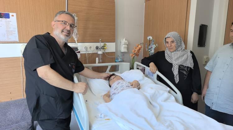 <p>Bursa'nın İnegöl ilçesinde yaşayan  Nurdan Tüfekçi (30), karın ağrısı şikayetiyle gittiği hastaneye gitti. Yapılan tetkiklerin ardından ameliyata alınan 24 kilo ağırlığında olan genç kadından, kilo kilo kist çıktı. </p>

