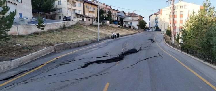 <p>Yolda derin çatlakların oluştuğu bölgedeki 7 apartmandaki 70 daire tahliye edildi. </p>
