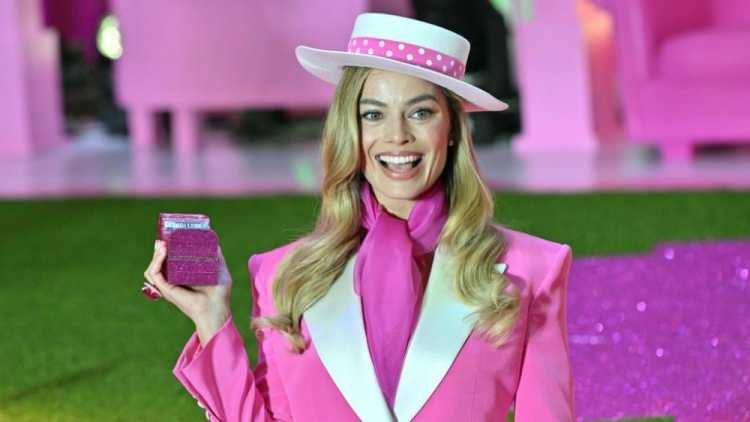 <p>Holywood'un en tanıdık simalarından biri olan ve Barbie filmiyle kariyerinde büyük başarı elde eden Margot Robbie, geçtiğimiz ekim ayında ilk bebeğini dünyaya getirmişti.</p>