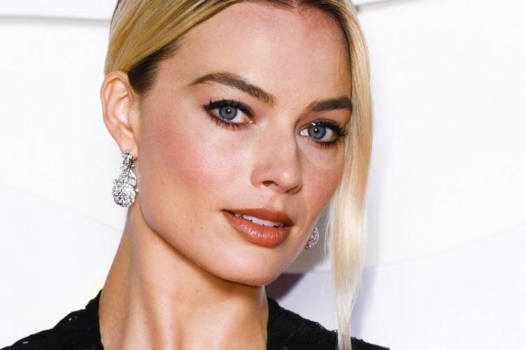<p>Holywood'daki en başarılı kariyerlerden birine sahip olmasıyla bilinen Robbie, özel hayatını gizli tutmasıyla hayranlarının takdirini kazanmaya devam ediyor.</p>