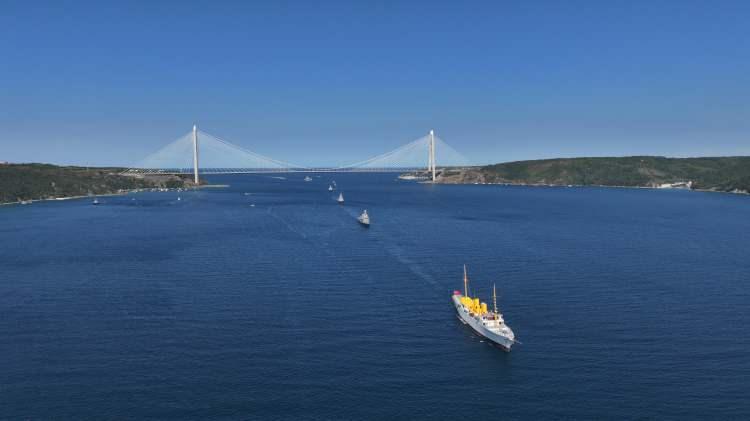 <p>Mavi Vatan kapsamındaki tören için Türkiye'nin en büyük askeri gemisi TCG Anadolu liderliğindeki gemiler, İstanbul Boğazı'na giriş yaptı.</p>
