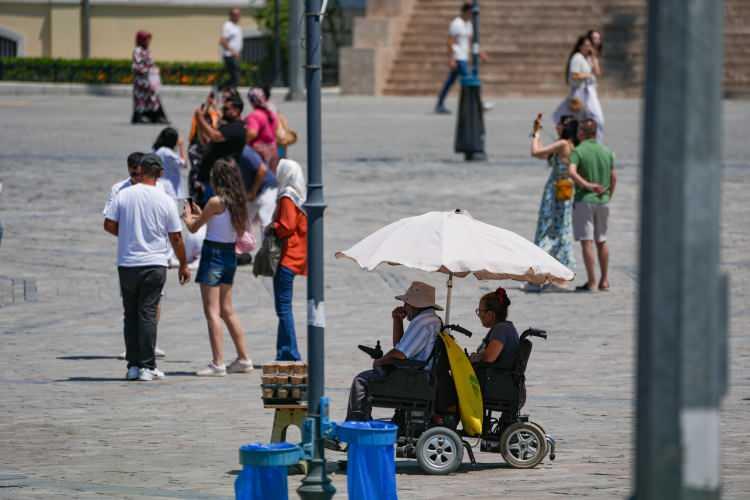 <div>Paylaşılan son rapora göre, yaşamakta olduğumuz bu hafta için hava sıcaklıkları yurt genelinde yükseliş göstermeye devam ediyor ve hissedilen sıcaklık 45 dereceye yaklaşıyor ve sıcaklık rekorları kırılıyor. 20 Ağustos Çarşamba gününde 25 şehrimiz içinse yüksek sıcaklık uyarısı yapılmış durumda.</div>

<div> </div>
