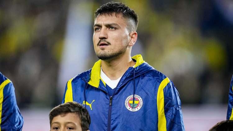 <p>Teknik direktör Jose Mourinho'nun da Cengiz Ünder için yönetime "kesinlikle satılsın" dediği öğrenildi. Cengiz Ünder tarafı ise 1 Eylül'e kadar Avrupa'dan teklif bekliyor.</p>
