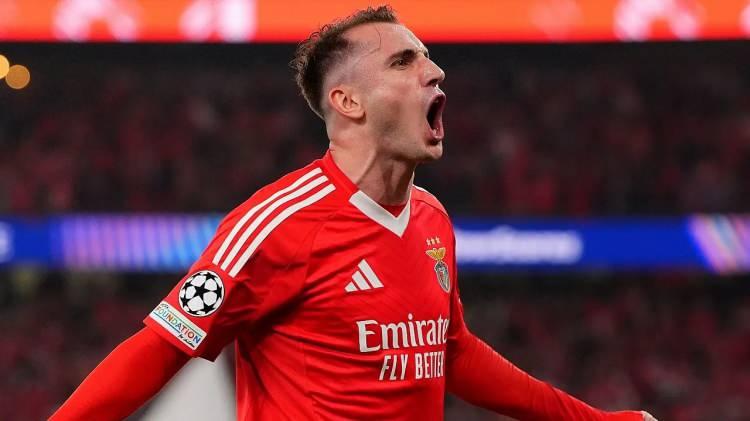 <p><strong>KEREM AKTÜRKOĞLU BEKLENİYOR</strong></p>

<p> </p>

<p>Haftalardır süren Fenerbahçe-Kerem Aktürkoğlu bekleyişi artık bitiyor.</p>

<p> </p>

<p>Sarı-Lacivertliler, daha önce Benfica ile 22.5+2.5 milyon Euro’ya anlaşsa da sonradan teklifi 17.5 milyon Euro’ya indirince olumsuz yanıt almıştı. Fenerbahçe rakamı yavaş yavaş artırdı ama Portekiz ekibini ikna edemedi.</p>
