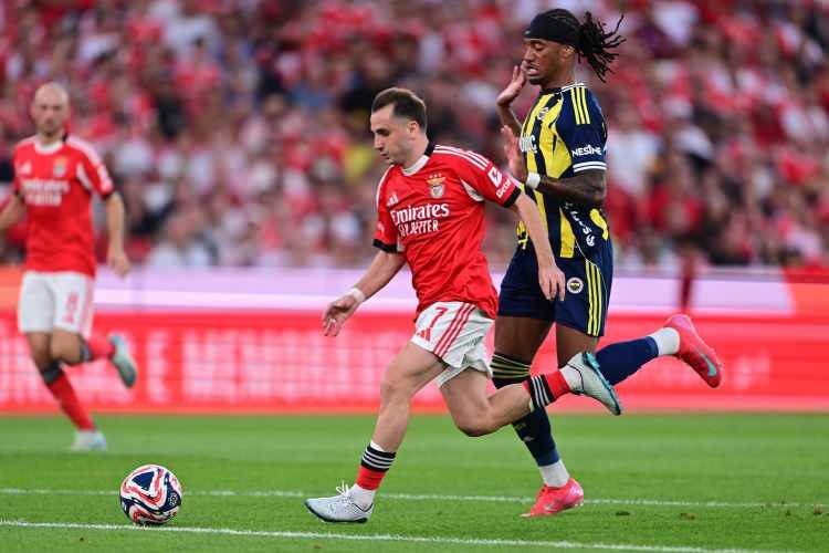 <p><strong>HEDEF KOCAELİ MAÇI</strong></p>

<p> </p>

<p>Ligdeki Göztepe beraberliğinin ardından Ali Koç, transferi bitirmek için bizzat harekete geçti. Koç, Benfica Başkanı Rui Costa ile görüşme gerçekleştirdi. İki başkanın, ilk teklif olan 22.5+2.5 milyon Euro karşılığında her konuda anlaşmaya vardığı, diğer yetkililerin gerekli prosedürleri tamamlamak için çalışmalara başladığı öğrenildi.</p>

