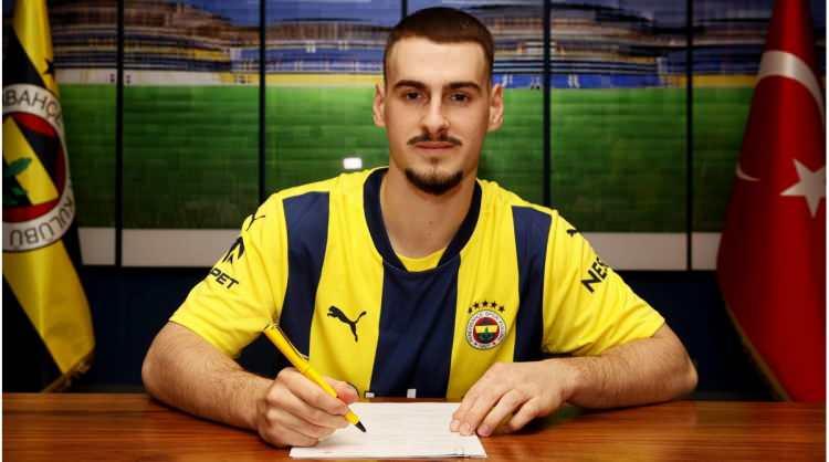 <p>Fenerbahçe'nin, teknik direktör Jose Mourinho'nun kadroda düşünmediği Sırp futbolcu için gelen kiralık teklifleri kabul edeceği öğrenildi.</p>
