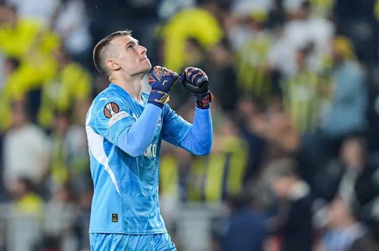 <p>Sevilla, Milan ve Monaco'ya önerilen ancak üç kulübün de istemediği 30 yaşındaki eldiven için Dinamo Kiev devreye girdi.</p>

<p> </p>

<p>Ukrayna ekibinin bu hafta Fenerbahçe'ye resmi teklif yapması bekleniyor. Sarı-lacivertlilerin Hırvat kaleci için beklediğini bonservis bedeli ise 10 milyon Euro.</p>
