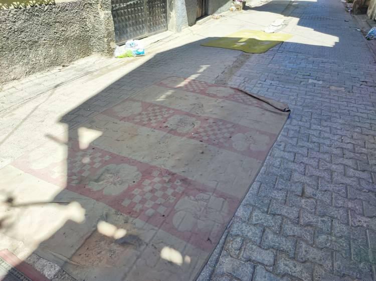 <p>Mahallede yollarının Seyhan Belediyesi tarafından yapılmadığını belirten mahalle sakinleri, tozdan isyan edip sokaklarına halı serdi. Bazı vatandaşlarsa halıları suladı.</p>

<p> </p>
