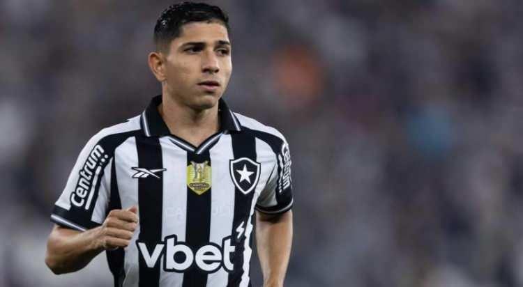 <p>Trabzonspor, Brezilya'nın Botafogo takımında forma giyen Jefferson Savarino'yu gündemine aldı.<br />
<br />
28 yaşındaki Venezuelalı 10 numara kanatlarda da görev yapabiliyor.<br />
<br />
(AKŞAM)</p>