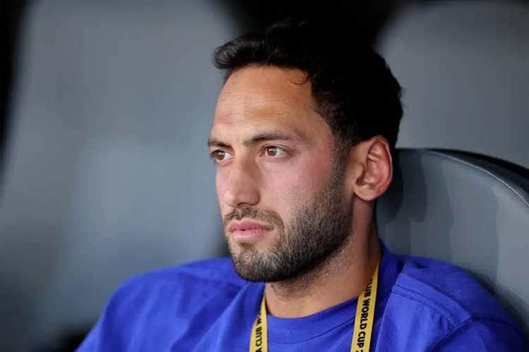 <p>Fenerbahçe, Mourinho'nun istediği Hakan Çalhanoğlu'ndan vazgeçmedi.<br />
<br />
Sarı lacivertlilerin Inter'in radarında olan Sofyan Amrabat'ı, Çalhanoğlu'nun transferinde takas olarak önerebileceği iddia edildi.<br />
<br />
(AKŞAM)</p>