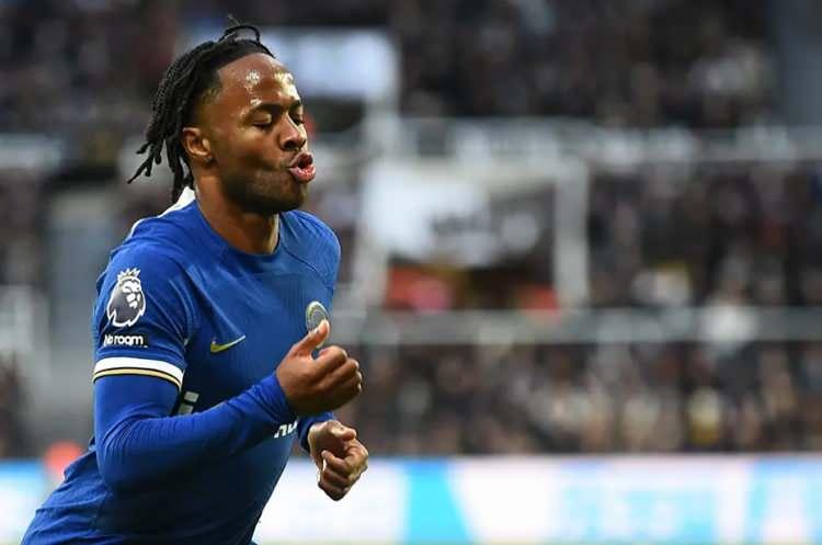 <p>Beşiktaş'ın, Fenerbahçe'nin de istediği Raheem Sterling için fiyat yükselttiği ve İngiliz yıldız için Ada'ya çıkarma yapıp işi bitirmeye çalışacağı belirtildi.<br />
<br />
(FANATİK)</p>
