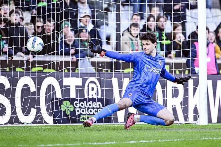 <p>Galatasaray'ın transfer gündeminde olan Antwerp'in kalecisi Senne Lammens için Manchester United da devrede.<br />
<br />
(FANATİK)</p>
