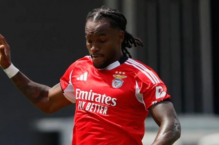 <p>Trabzonspor, Renato Sanches'in sağlık raporunu inceledikten sonra transferde vazgeçti.<br />
<br />
Sağlık kontrolleri sonrasında, oyuncunun sakatlık geçmişi nedeniyle transferin yüksek risk taşıdığına karar verildi<br />
<br />
(TAKVİM)</p>