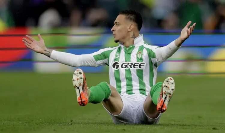 <p>Brezilyalı yıldız geçtiğimiz sezonun ikinci devresini kiralık olarak İspanyol ekibi Real Betis'te geçirdi.<br />
<br />
LaLiga'da 17 karşılaşmada boy gösteren Antony, 5 gol 2 asist yaptı.<br />
<br />
(POSTA - HABER7)</p>