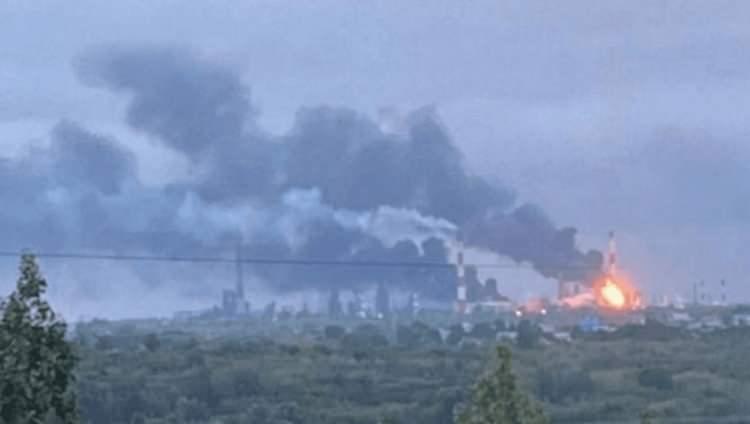 <p>"UST-LUGA LİMANI ÜZERİNDE 10 ADET İHA İMHA EDİLDİ"</p>
<p>İHA saldırıları sırasında Rusya'nın St. Petersburg kentindeki Ust-Luga limanında Rus enerji şirketi Novatek tarafından işletilen bir yakıt ihracat terminalinde de yangın çıktığı aktarıldı</p>