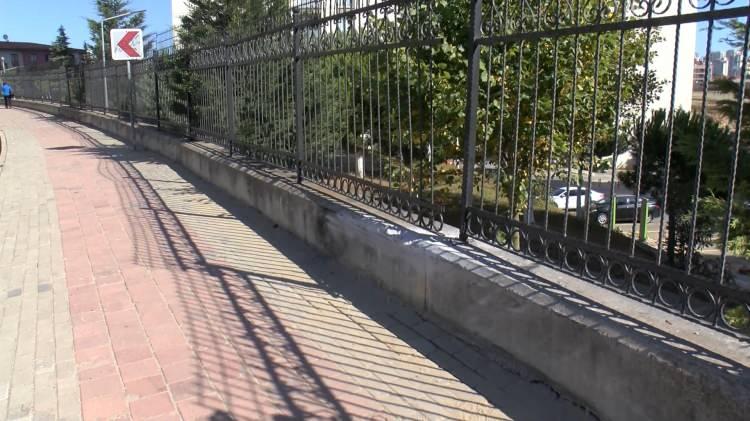 <p>İhbar üzerine olay yerine çok sayıda polis, sağlık ve itfaiye ekibi sevk edildi. Sağlık ekipleri yaralanan 4’ü çocuk 5 kişiyi ambulanslarla Çam ve Sakura Şehir Hastanesine götürdü.</p>