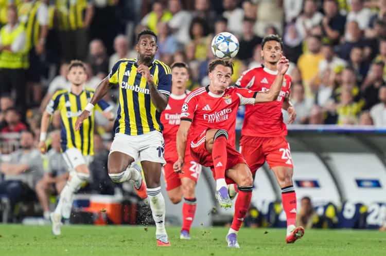 <p>Benfica, Şampiyonlar Ligi play-off turunda 10 kişi kaldığı maçta Fenerbahçe ile 0-0 berabere kaldı. </p>
