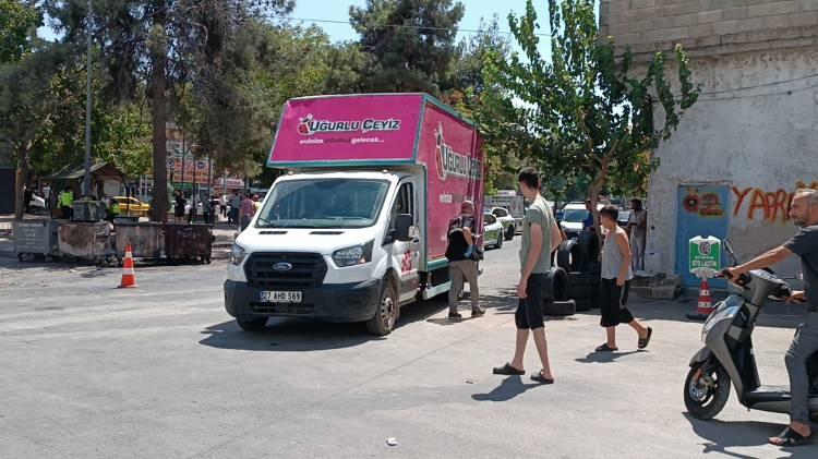<p>Kazayı görenlerin ihbarıyla olay yerine polis, itfaiye ve sağlık ekipleri sevk edildi. </p>
