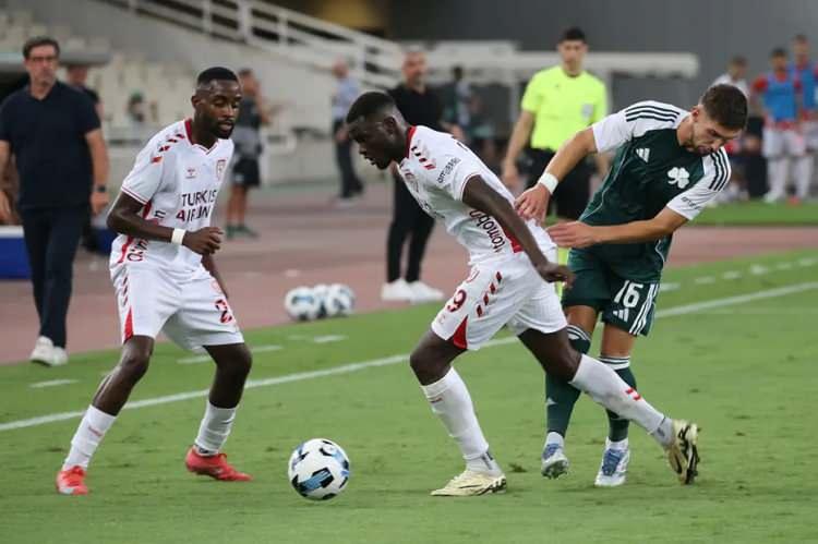 <p> Lider Calabria maçı değiştirdi, Panathinaikos kalitesini ortaya koydu ve kıvılcım, 35 bin seyirci önünde Samsunspor'u (2-1) korkunç bir sürprizle yakan bir ateşe dönüştü.</p>