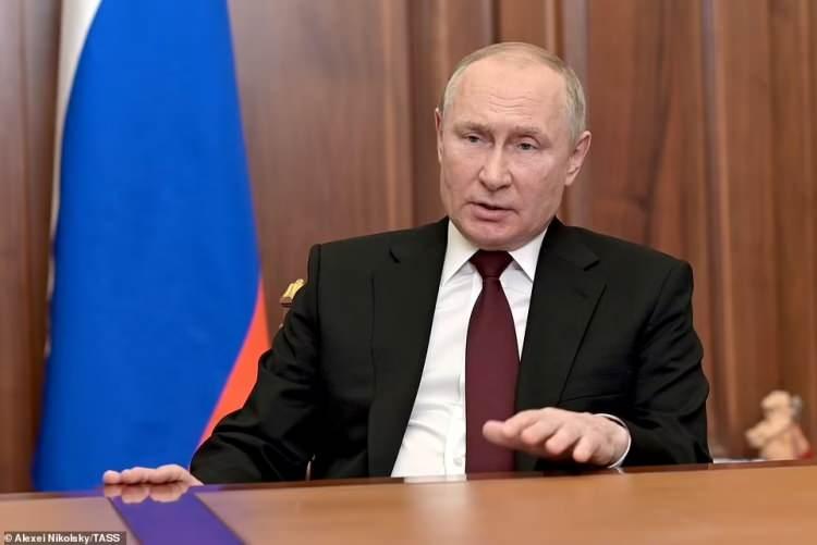<p><span style="color:rgb(178, 34, 34)"><strong>1. Vladimir Putin </strong></span></p>
<p>Rusya Devlet Başkanı</p>
<p>200 Milyar $</p>