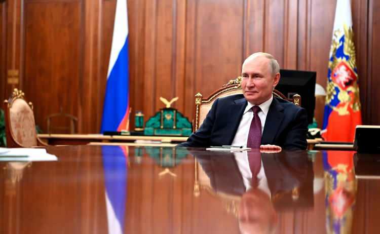 <p>Bir zamanlar Rusya'daki en büyük yabancı yatırımcı olan Browder, 2017'de Putin'in zenginliğinin 2003 yılında yolsuzluk ve vergi kaçırmak suçlarıyla hapse atılan Rus oligarşı Mikhail Khodorkovsky'nin hapse atılmasından sonra biriktirildiğini ifade etti.</p>
