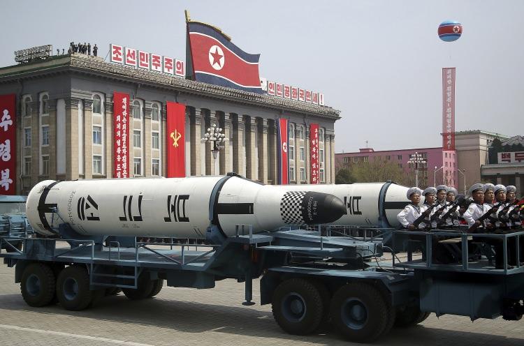 <p>Kim ailesi, mineral kaynakları ve hammaddeler de dahil olmak üzere tüm Kuzey Kore ekonomisini kontrol ediyor - bunların büyük bir kısmı zorunlu cezaevi işçileri tarafından çıkarılıyor. </p>
