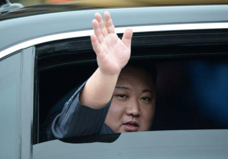 <p>Onların kâr etmelerinin sürpriz olmaması şaşırtıcı değil. Kim Jong Un'un kişisel net değerinin yaklaşık 5 milyar dolar olduğu tahmin ediliyor, ancak uzmanlar bu rakamın muhtemelen bir alt değerlendirme olduğunu düşünüyor. Bu zenginlik, Kuzey Kore'nin silah programlarını - füzeleri ve nükleer silahları da dahil olmak üzere - ve rejimin iç çevresi ile sadakat yapısını finanse ediyor.</p>
