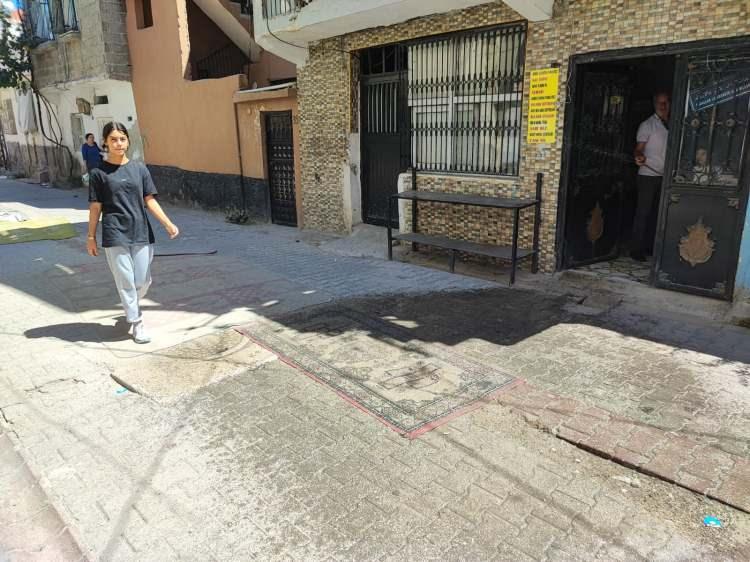 <p>"Mecburen bu yöntemi bulduk"</p>
<p> </p>
<p> </p>
<p>Mahalle bakkalı Kasım Yıldız, "Bu halıları sermezsek hep eşyalarımız ve dükkanımız toz oluyor. Mecburen bu yöntemi bulduk" dedi.</p>
<p> </p>