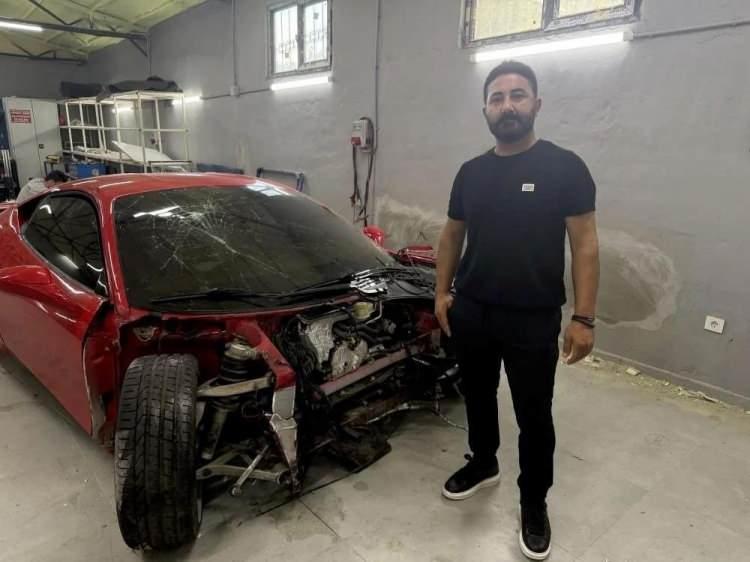 <p>Araçla kaza yapan lüks araç tamir ve bakımıyla uğraşan Hakan Yılmaz, Instagram üzerinden yaptığı paylaşımda aracın satıldığını duyurdu.</p>

<p> </p>

<p>Yılmaz aracı futbolcu Sercan Türk’e sattığını açıkladı.</p>

<p> </p>

<p>En son Bakırköyspor’da top koşturan 34 yaşındaki Sercan Türk’ün otomobil merakı olduğu da ortaya çıktı. Hasarlı araçları alıp toplayan Türk, Ferrari’yi de kendisi tamir ettirecek.</p>

<p> </p>
