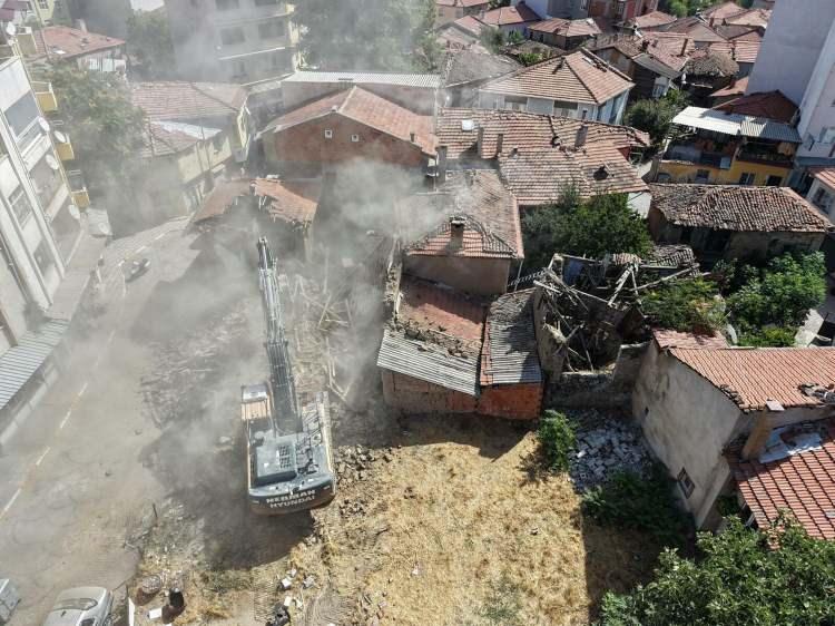 <p><span style="color:rgb(33, 37, 41)">Afet ve Acil Durum Yönetim Başkanlığı (AFAD) verilerine göre; 10 Ağustos'ta saat 19'53'te merkez üssü Balıkesir'in Sındırgı ilçesi olan 6.1 büyüklüğünde deprem meydana geldi.</span></p>
