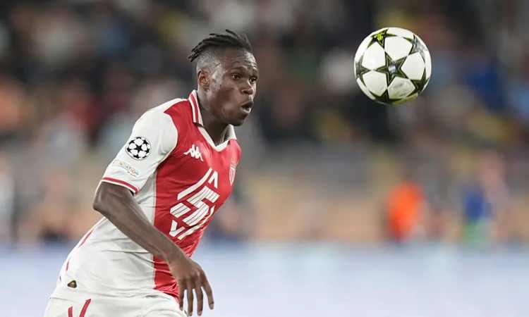 <p>Akanji transferi için uğraşan Galatasaray, Singo'dan da vazgeçmiş değil.<br />
<br />
Monaco 5 milyon euroluk kiralama bedeline onay verse de zorunlu opsiyonun 30 milyon euro olmasını istiyor. </p>
<p><br />
(FANATİK)</p>