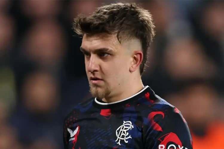 <p>Beşiktaş'ın Rıdvan Yılmaz transferi için Rangers ile yaptığı görüşmelerde önemli mesafe katettiği öğrenildi.<br />
<br />
24 yaşındaki futbolcunun transferinin kısa süre içinde noktalanması bekleniyor.<br />
<br />
(TAKVİM)</p>
